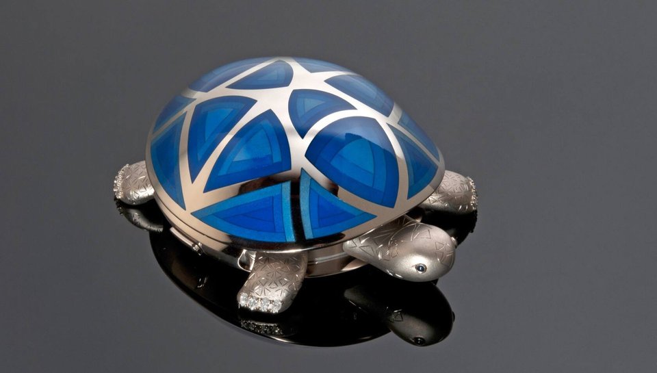 En 2012, il se lance dans un projet fou: l’automate tortue. Grand succès d’estime mais zéro vente.