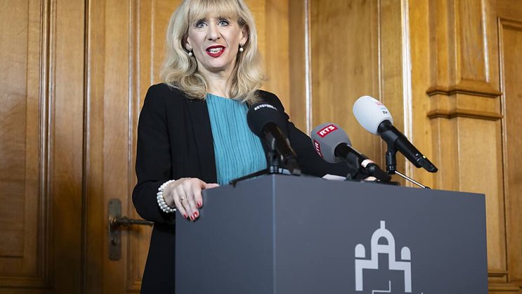 La présidente de la commission de la politique de sécurité du National Priska Seiler Graf (PS/ZH) a présenté mardi un projet permettant de réexporter du matériel vers l'Ukraine sous conditions.