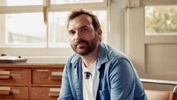 Entre la bourgeoise Neuchâtel et l’ouvrière La Chaux-de-Fonds, Raúl Pagès grandit dans le Val-de-Ruz, en rêvant de dessins et de créations manuelles.