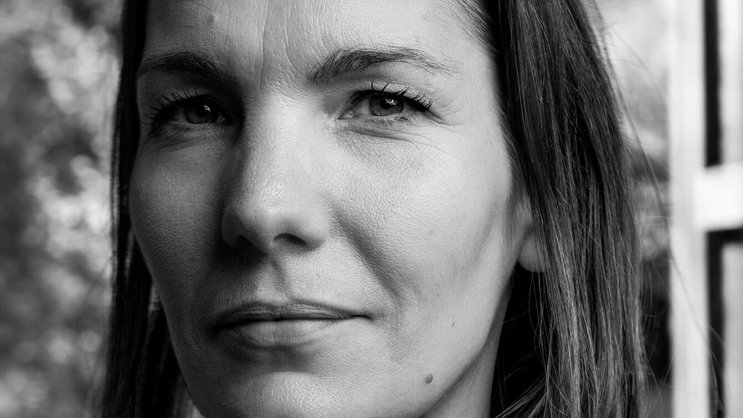 Claudia Comte développe une œuvre monumentale inspirée par la nature, entre sculptures, fresques et installations exposées dans le monde entier.
