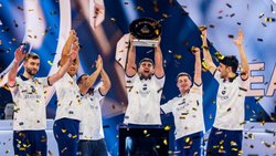 Plus de la moitié des employés de la structure sont des e-sportifs professionnels, de jeunes hommes qui s’entraînent quotidiennement.