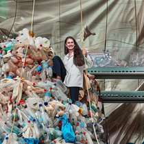 Peu importe si les déchets plastique sont mélangés et sales: les fondateurs de DePoly, Samantha Anderson, Bardiya Valizadeh (à g.) et Christopher Ireland (à dr.), les transforment en matériaux réutilisables.