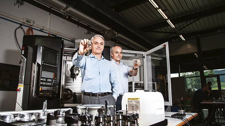 Olivier (à g.) et Patrick Haegeli, les dirigeants du fabricant de machines-outils de précision Willemin-Macodel.