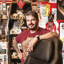 Si la cuisine lui colle à la peau, Damien Germanier (ici chez Ethno Tattoo Lausanne), brillant cuisinier, nourrit aussi son derme de nombreux tatouages.