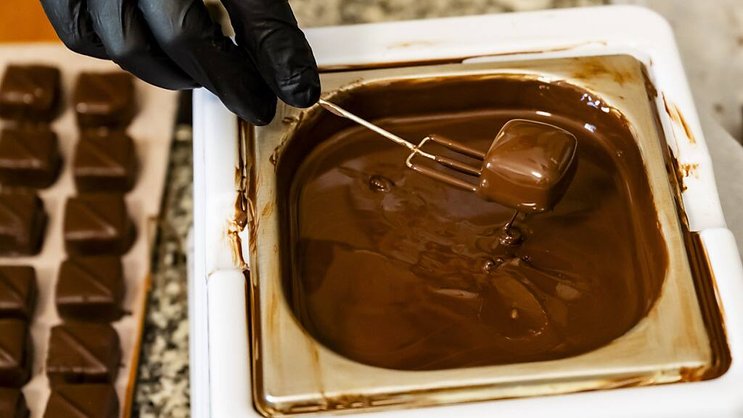 Le prix du cacao, qui s'est envolé ces derniers mois, se répercutera sur les prix de vente des tablettes de chocolat et autres pralinés cette année (archives).
