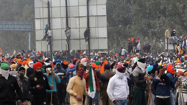 Après avoir utilisé des gaz lacrymogènes contre eux mardi, la police bloque l'accès à la capitale aux agriculteurs indiens en colère mercredi.