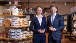 Rencontrés sur les bancs de l’EPFL, Dania et Nils Kambly ont repris ensemble la biscuiterie familiale centenaire, qu’ils dirigent aujourd’hui comme un projet de vie.