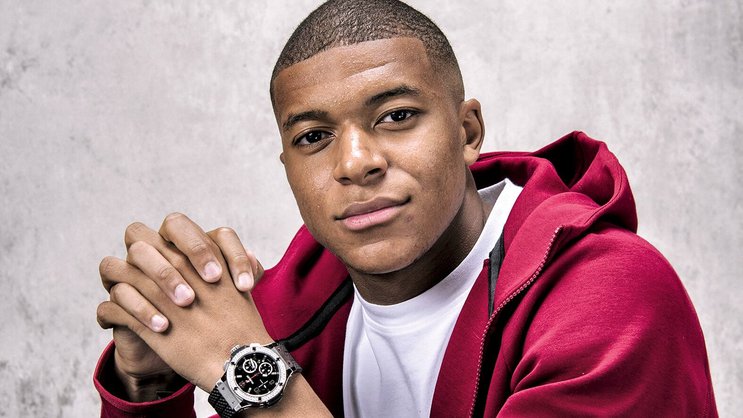 Kylian Mbappé, nouvelle égerie des montres Hublot. Un contrat qui lui rapporte 1 million d’euros par an.