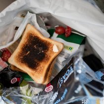 En Suisse, 2,8 millions de tonnes de denrées alimentaires finissent chaque année à la poubelle (image symbolique).