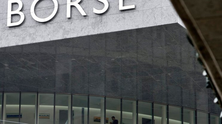 A la Bourse suisse, l'indice vedette SMI crevait le plafond, signant à 15h35 un plus haut historique à 13'567,40 points. Le SLI avançait lui de 0,92% à 2160,61 points, tandis que le SPI prenait 1,29% à 18'664,81 points.
