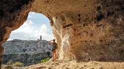 La ville de Matera, taillée dans les roches, est entourée d’impressionnants précipices, évoquant le nid d’aigle perché sur une colline.