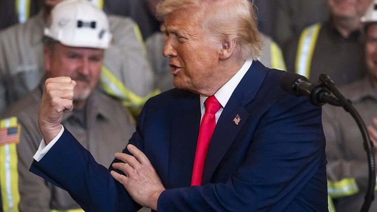 Entouré de mineurs, le président américain Donald Trump a promis de "mettre fin à l'orientation anti-charbon du précédent gouvernement".