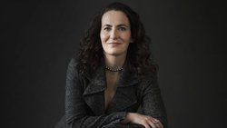 Isabelle Wildhaber est professeure ordinaire de droit privé et économique à l'Université de Saint-Gall et directrice générale de l'Institut de recherche sur le travail et les environnements de travail (FAA-HSG).