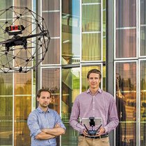 Patrick Thévoz et Adrien Briod, cofondateurs de Flyability, comptent aujourd’hui plus de 400 clients.