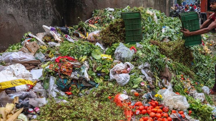 En 2030, chaque Etat membre devra réduire de 30% les déchets alimentaires de la distribution, de la restauration et des ménages, et de 10% ceux générés par la transformation et la fabrication des aliments, par rapport aux volumes annuels enregistrés entre 2021 et 2023 (image d'illustration).