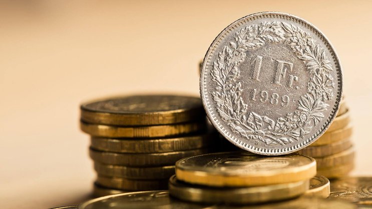 L’effarement était général en 2015. La Banque nationale suisse (BNS) abandonnait alors le taux plancher qui fixait l’équation: 1,20 franc pour 1 euro.
