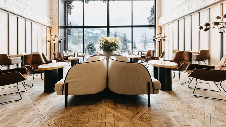 L’hôtel Ermitage offre un accueil chaleureux et familial, où tout est mis en oeuvre pour que les hôtes se sentent comme à la maison dans une ambiance détendue et confortable. L’hôtel cultive une «Swiss touch» qui se retrouve aussi bien dans la décoration des chambres que dans l’assiette, même si le chef d’origine napolitaine teinte ses plats d’influences méditerranéennes. Un régal.