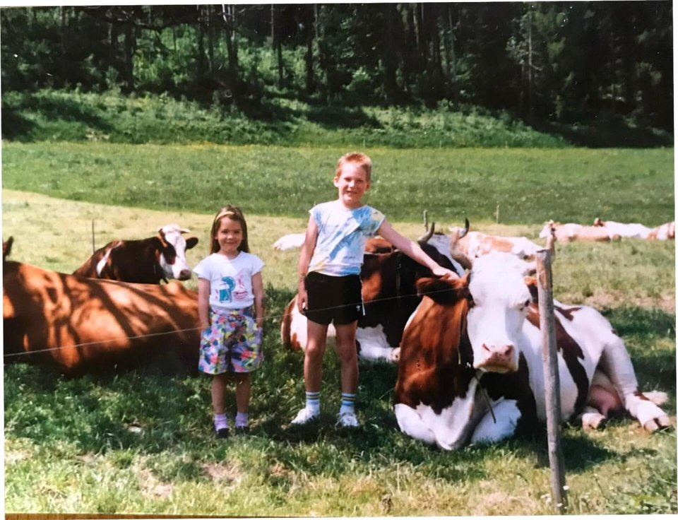 Claudia Comte avec Michaël, son frère, à Grancy, le village vaudois où elle a grandi.