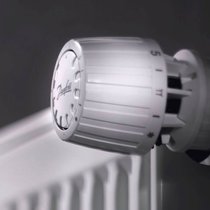 La vanne thermostatique permet de contrôler la puissance du radiateur en fonction de la température de la pièce.