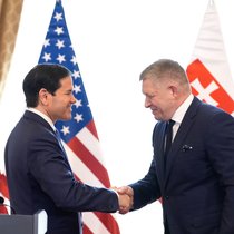 Marco Rubio et le premier ministre slovaque Marco Rubio. Ce dernier aurait exprimé lors d'une récente visite en Florid son inquiétude quant à l'état mental du président américain, mais Washington et Bratislava ont vigoureusement démenti.