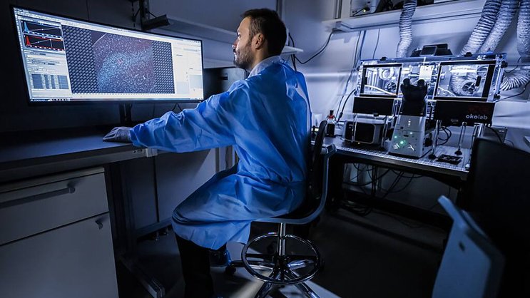 Théo Ribierre, coordinateur scientifique, réalise des images de neurones à l'occasion de l'inauguration de la plateforme "NeuroNA" de neurosciences cellulaires humaines au Campus Biotech à Geneve.
