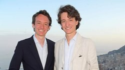 Frédéric (à gauche) et Jean Arnault ne se ressemblent pas seulement, ils ont aussi choisi deux marques horlogères pour montrer ce qu'ils savent faire.