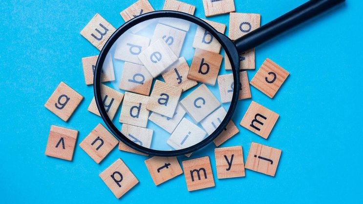 Souvent précédés de hashtags lorsqu’ils sont brandis sur les réseaux sociaux, de nombreux néologismes ont fait leur irruption dans le langage professionnel ces dernières années.