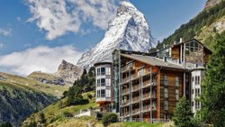 L’Omnia est perché sur un rocher, à 45 mètres au-dessus des toits du village.