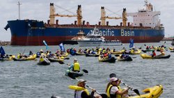 "En tant que troisième plus gros exportateur de carburants fossiles, l'Australie joue un rôle démesuré dans la crise climatique", estime Greenpeace Australia Pacific.