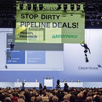 En avril 2017, des militants de Greenpeace protestaient contre les investissements de Credit Suisse dans un oléoduc controversé aux Etats-Unis lors de son assemblée générale à Zurich.