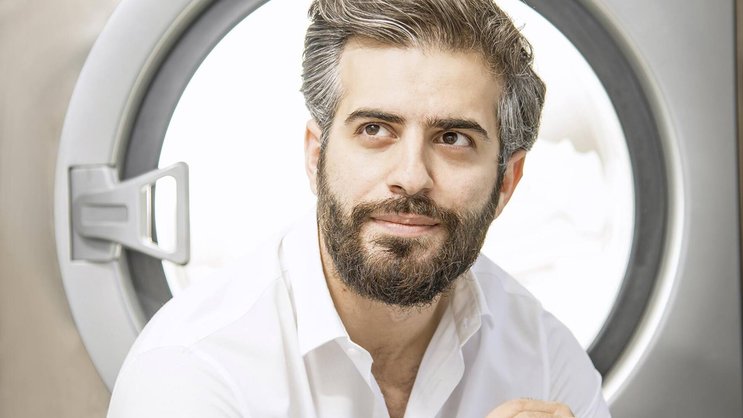 Trois mois après avoir obtenu son CFC d’apprenti de commerce, Serhat Açig ouvre son premier pressing à Yverdon. Depuis, la surface a quadruplé.