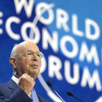 Le fondateur du WEF, Klaus Schwab, se défend contre les accusations en portant plainte.