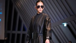 14, c'est le nombre de prototypes nécessaires avant de s’assurer que la finesse de la matière et la qualité des trames et des impressions répondaient aux hautes exigences en termes de qualité souhaitées par la créatrice Céline Surdez.