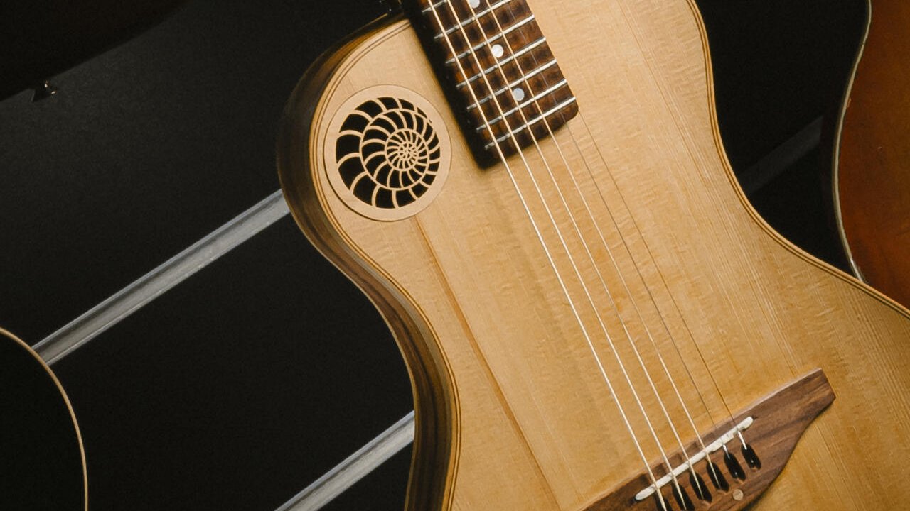 La Super Acoustic, la dernière création de Jeanmichel Capt, est un bijou de lutherie particulièrement original. A partir de 3550 francs.