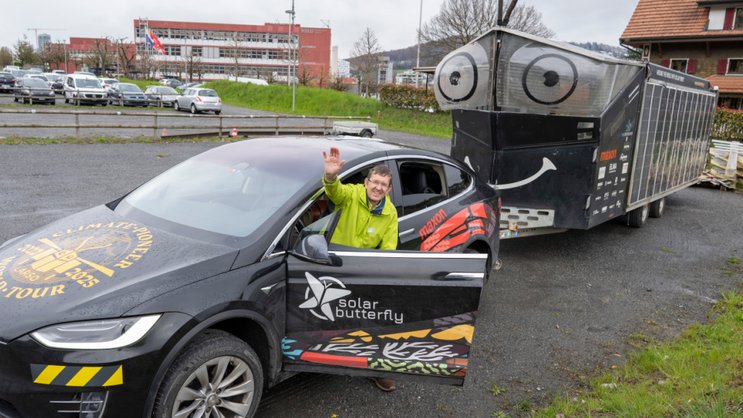 La caravane Solar Butterfly alimentée à l'énergie solaire et son promoteur Louis Palmer ont été accueillis jeudi à la Haute école de Lucerne après un tour du monde de quatre ans.