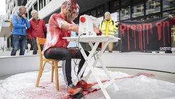 En Suisse, de nombreuses actions militantes ont déjà été menées contre des entreprises. L'une des plus récentes: une machine à coudre ensanglantée avec un activiste déguisé en Roger Federer devant le flagship store de l'entreprise de chaussures On à Zurich. Le mouvement citoyen Campax voulait protester contre les bas salaires versés par la marque au Vietnam.