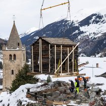 L'un des raccards de Bourg-St-Pierre a été transporté à Liddes pour y être rénové dans le cadre d'un projet de revalorisation touristique.