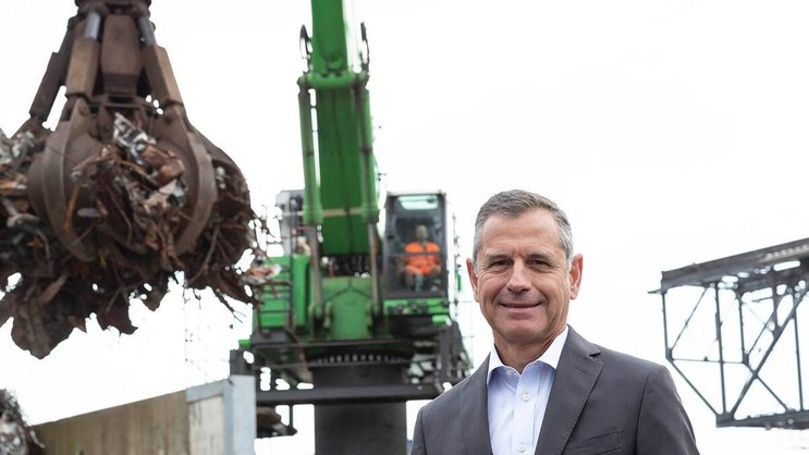 Thomas Knopf devant le Sennebogen: un objet en leasing pour garantir la liquidité
