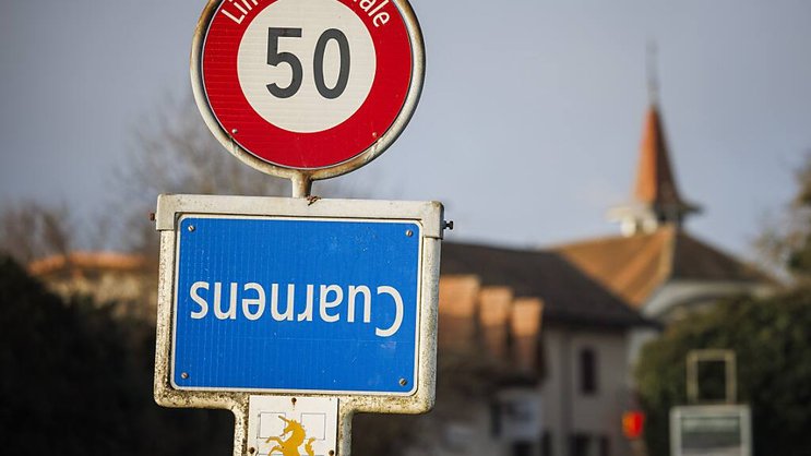 Panneaux de localités à l'envers, comme durant le week-end à Cuarnens (VD): les paysans suisses posent aussi leurs revendications.