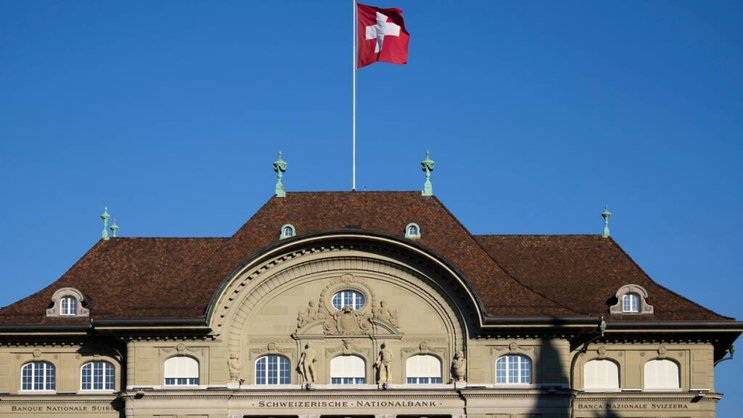 Pour les trimestres à venir, les analystes anticipent que la BNS maintiendra son taux directeur à 0%, avec toutefois des risques orientés à la baisse. (archive)