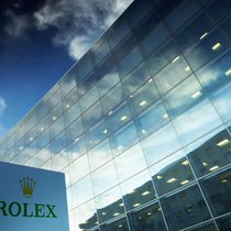 Le siège : dans le quartier général de Rolex aux façades réfléchissant le vert, à Les Acacias (Genève), tous les fils de l’empire horloger convergent.