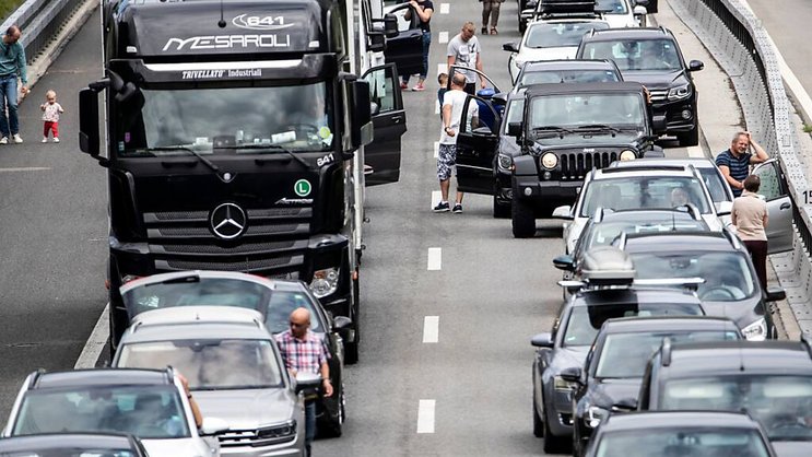 Les automobilistes en route vers le sud ont dû s'armer de patience ce week-end devant le tunnel du Gothard (Photo d'archives).