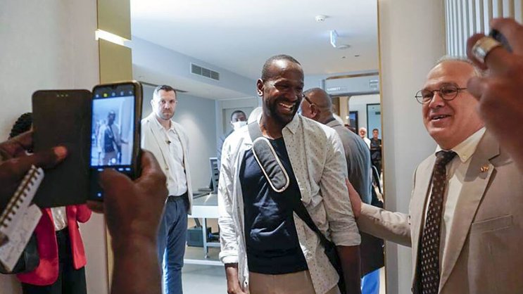 Libéré, le journaliste français Olivier Dubois, au centre, accueilli par l'ambassadeur de France au Niger Sylvain Itte, avant de rejoindre la France où il est attendu par le président Emmanuel Macron.