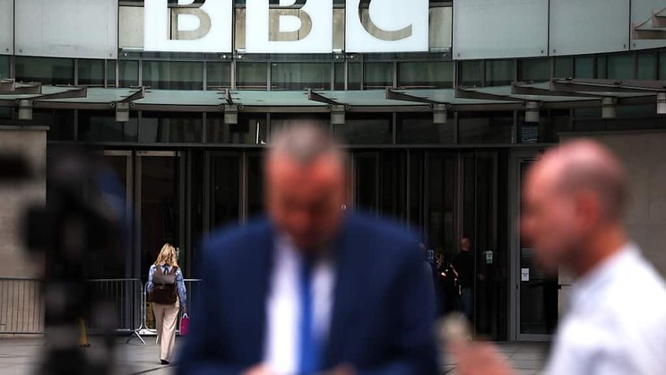 "D'ici à la fin mars 2026, nous nous attendons à voir une réduction d'environ 500 postes de service public", a indiqué la BBC dans un communiqué. EPA/ANDY RAIN