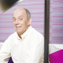 Le professeur est aussi un entrepreneur. Il a cocréé six jeunes pousses et coaché plus de 400 start-up.