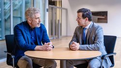 Frédéric Bonjour, membre de la direction du CP et responsable de Romandie Formation (à dr.) et Olivier Grangier, directeur de Cursus Formation et futur directeur opérationnel des deux entités au sein du CP.