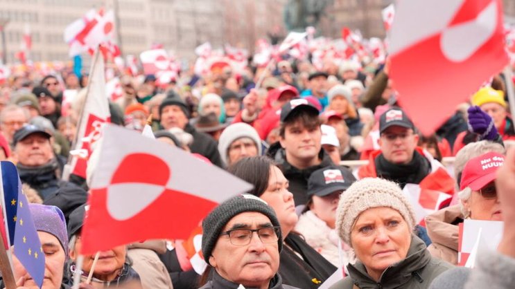 Sous un ciel gris et brumeux, les manifestants, munis de drapeaux groenlandais et danois, formaient une marée rouge et blanche aux couleurs de ces drapeaux.