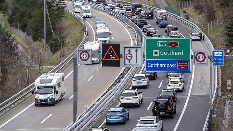 Chaque été, les voitures s'amassent à l'entrée du Gothard (image prétexte).
