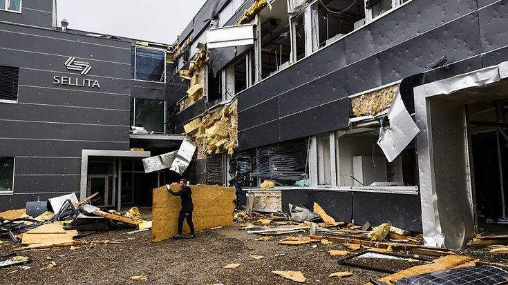 Le bâtiment du fabricant de cadrans chaux-de-fonnier Sellita a notamment souffert des matériaux reçus d'un entrepôt voisin lorsque le vent a soufflé à plus de 200 km/h pendant quelques minutes à peine.