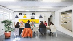 Studio Banana (photo) est spécialisée dans la transformation d’espaces de travail. Pour l’agence lausannoise, «le m2 est devenu trop cher pour s’imaginer que l’on se rend au travail pour envoyer des e-mails, seul devant son écrant».